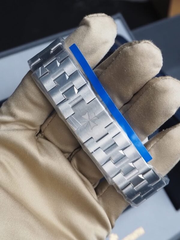 2025 BN!B V.C. - Overseas Blue Ref: 4520V/210A-B128 | 41mm | Blue Dial - Image 3
