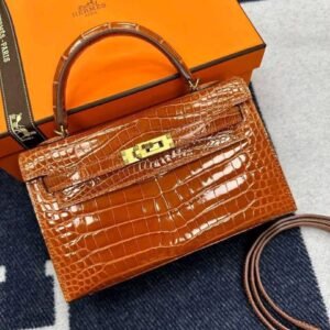 Hermes Kelly 22 an exquisite design and impeccable quality from Hermes.